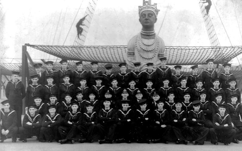 1943 - ROBERT GILLIES ABERCROMBIE, MIDDLE ROW 3 FROM RIGHT, HO CLASS.jpg