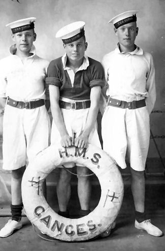 1935 - JOHN HENRY STALLARD WITH 2 UNKNOWN BOYS.jpg