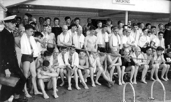 1960. 5TH JANUARY - TERRY REVELL, BENBOW, 31 MESS, 201 CLASS, SWIMMING POOL, A..jpg