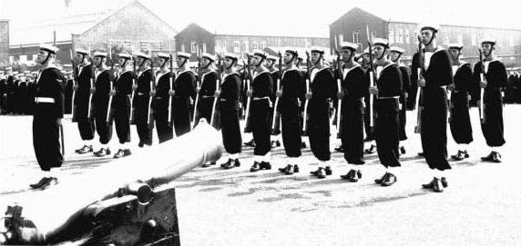 1961, 12TH SEPTEMBER - JOHN HILLS,  HAWKE, 343 CLASS, 48 MESS, GUARD AT PRESENT ARMS.jpg