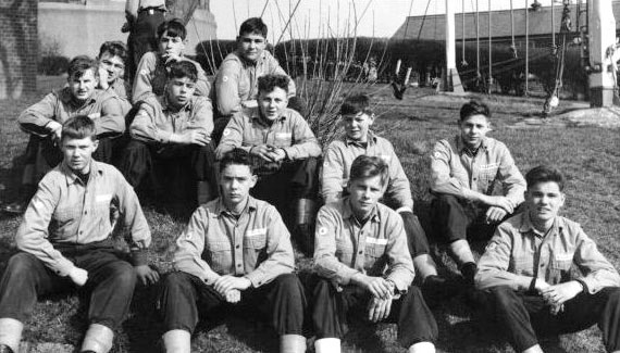 1964, OCTOBER - COLIN RICHARDSON, EXMOUTH, 41 MESS, OUTSIDE THE SIGNAL SCHOOL, I'M FRONT ROW 3RD LEFT.jpg