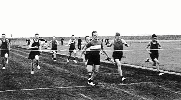1955 - ALAN JOHNS, SPORTS DAY, ALAN, WITH WHITE STRIPE WINNING THE 100 YARDS RACE.jpg