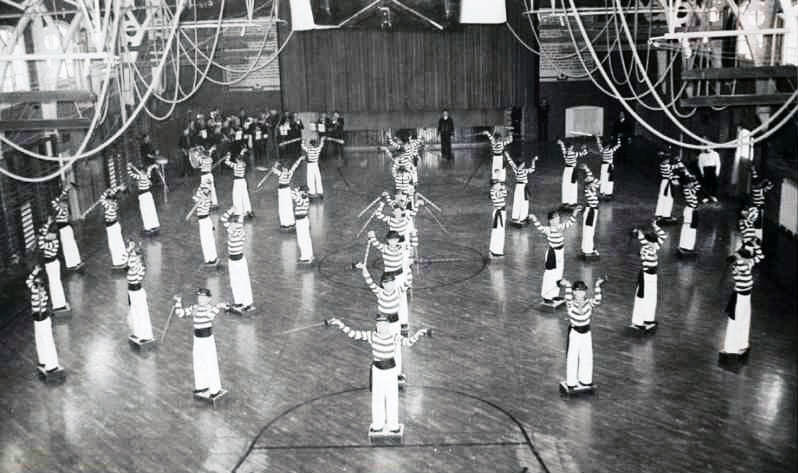 1967, 15TH MAY - BILL KENT, CUTLASS DISPLAY TEAM PRACTISING FOR THE FESTIVAL OF REMEMBERANCE..jpg