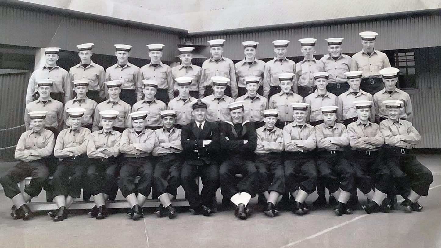 1962, MARCH - JOHN BUCKNALL, 3 WEEKS IN THE ANNEE THEN RECAT AND SENT TO RALEIGH, IM MIDDLE ROW FAR RIGHT..jpg