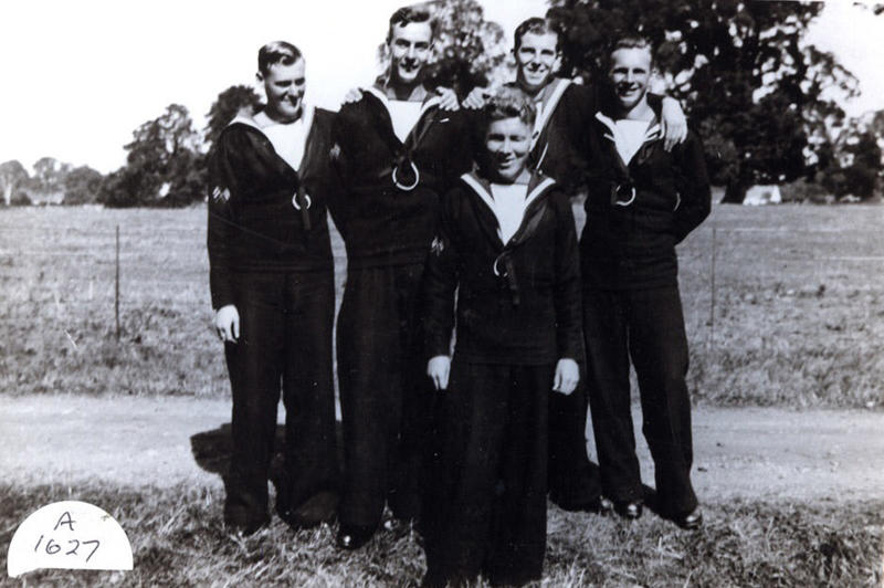 1940-41 - 5 SIGNAL MEN, CLASS 210, AT HIGHNAM COURT..jpg