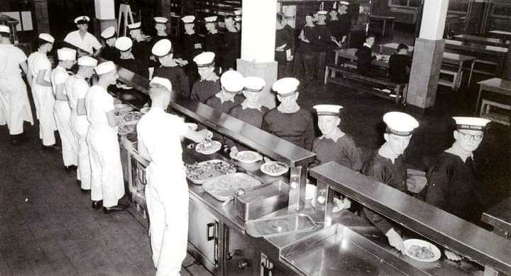 1968, MAY - JIM GREEN OF 02 RECR., FOOD BEING SERVED IN THE CMG.jpg