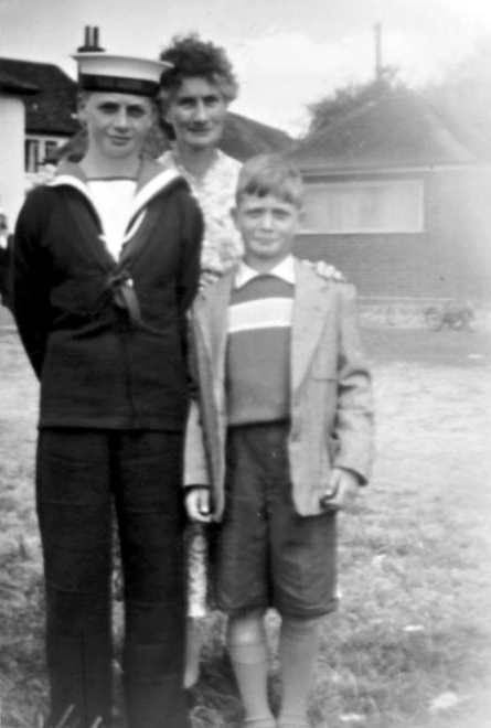 1959, 5TH MAY - DAVE EVANS, 22 RECR., KEPPEL, 38 CLASS, WITH BROTHER AND MUM.jpg