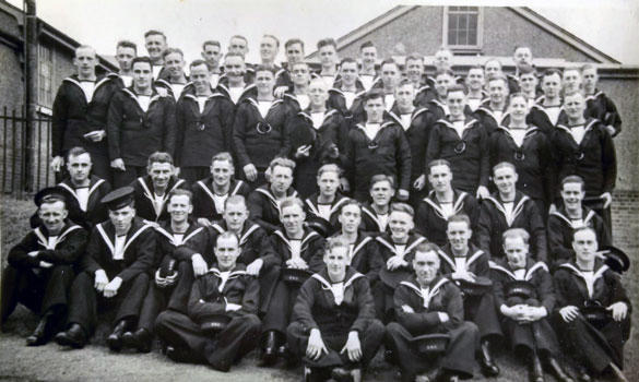 1941, MAY - ROBERT THOMAS, 01, 2ND FROM RIGHT, 2ND ROW UP.jpg