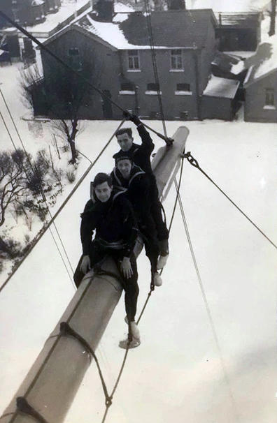 UNDATED - 3 UNKNOWN GANGES BOYS, ON THE MAST, DETAILS WANTED.jpg