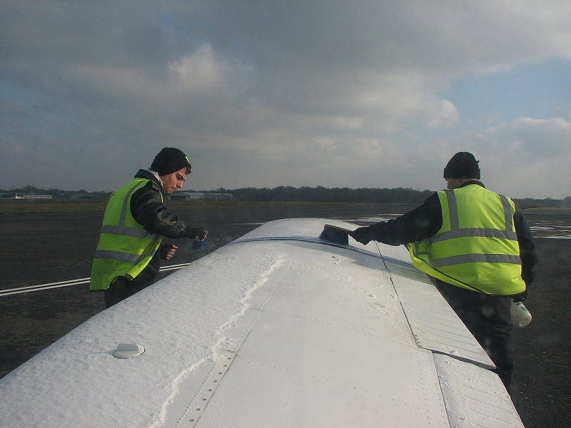 De-icing February 2012. Biggin Hill..jpg