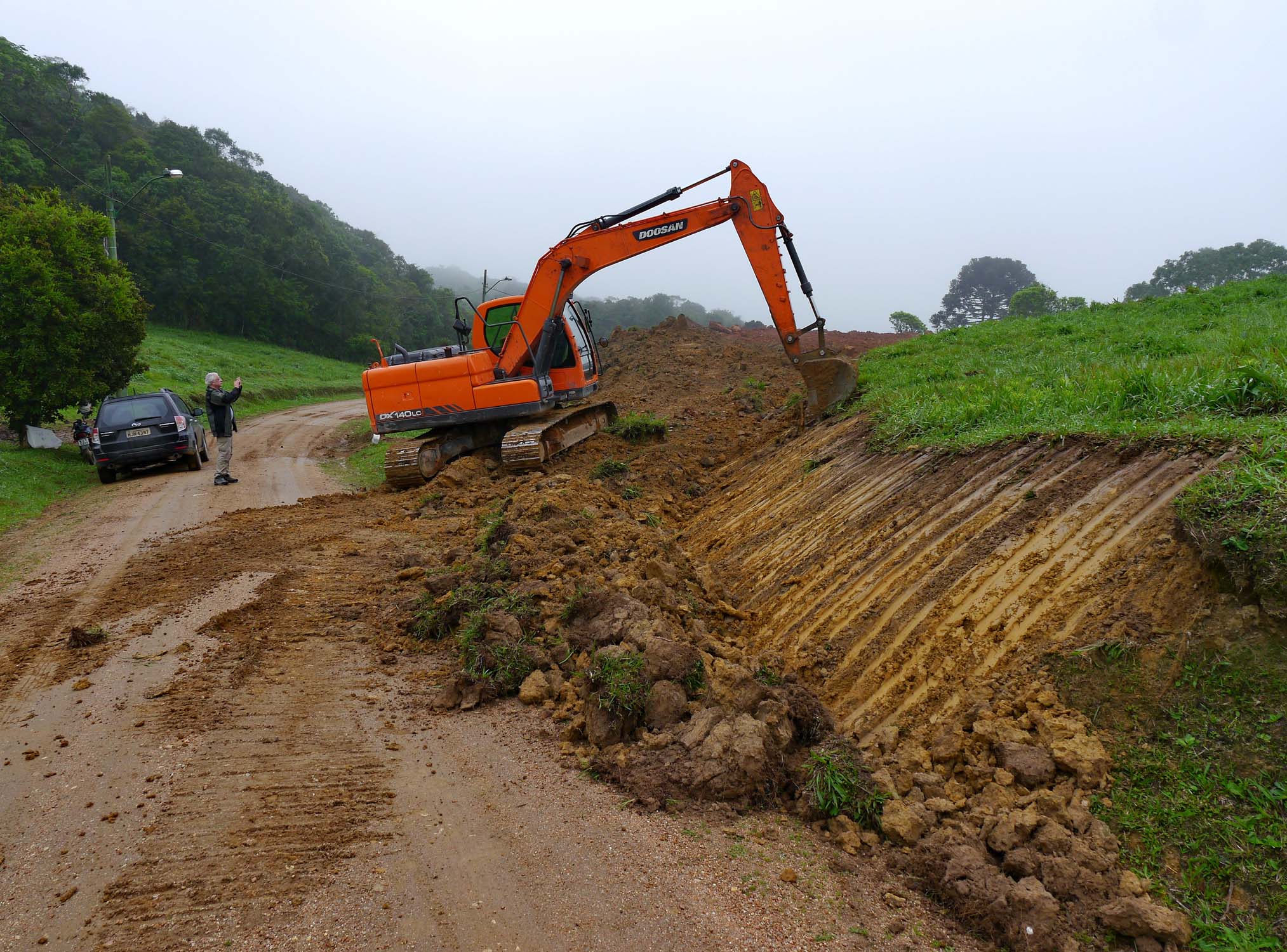 Trabalhando a terra (work goes on). 