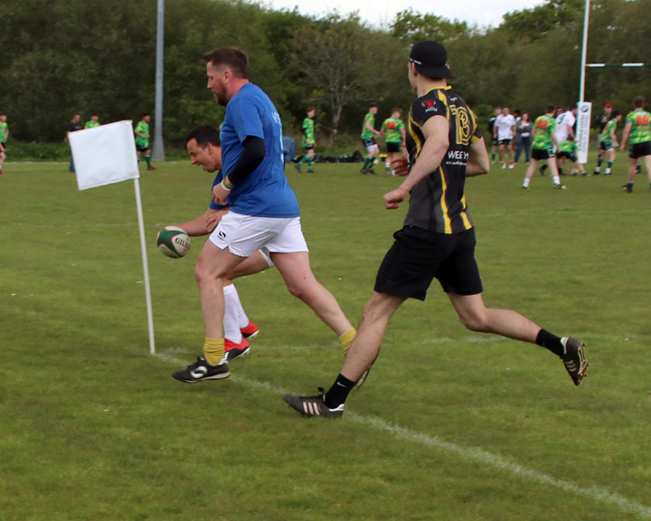 Ross Uses Marc as Camouflage To Score a Try
