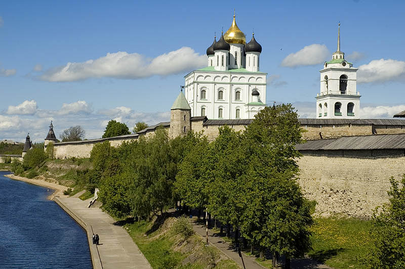 The 1699 Epiphany Cathedral rises out of the Kremlin (fortress)