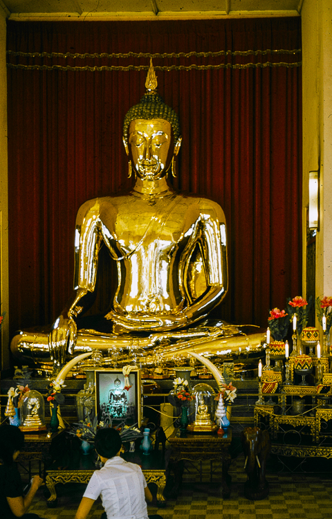 Golden Buddha at Wat Traimitr in Chinatown, Bangkok, Thailand
