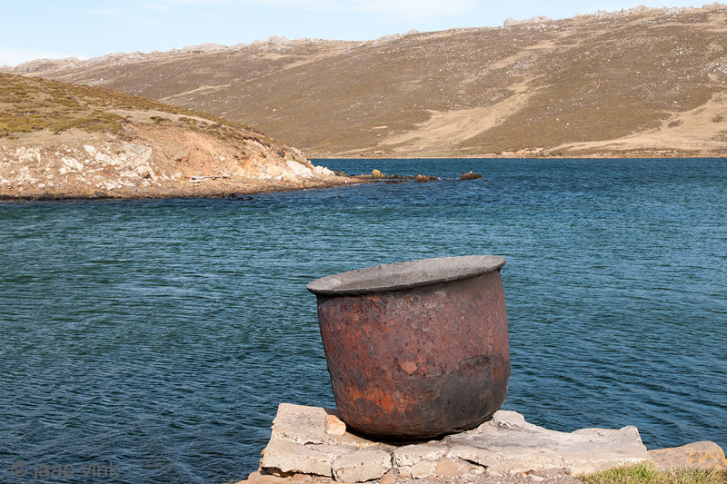 Cooking pot for producing Penguin oil - Kookpot om Pingunolie te produceren