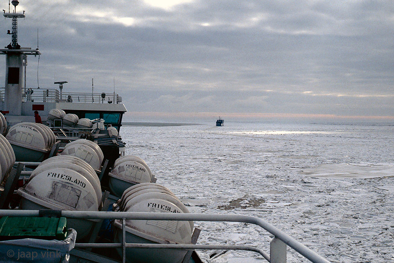 MV Friesland crossing the frozen Wadden Sea - MS Friesland steekt bevroren Waddenzee over