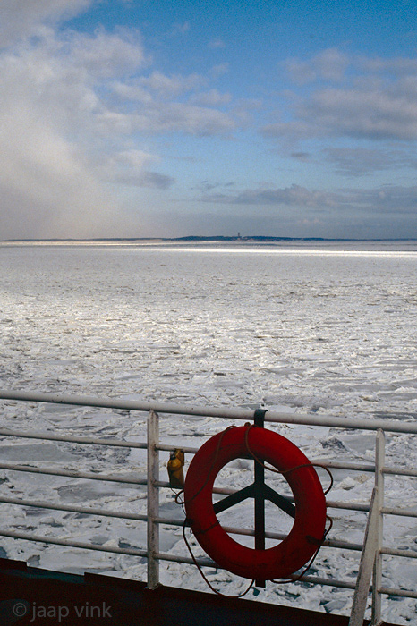 MV Friesland crossing the frozen Wadden Sea - MS Friesland steekt bevroren Waddenzee over