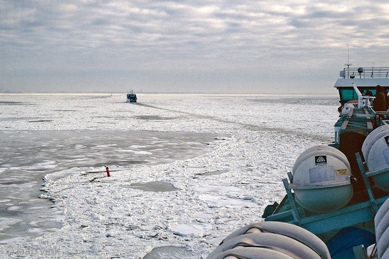 MV Friesland crossing the frozen Wadden Sea - MS Friesland steekt bevroren Waddenzee over