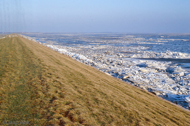Ice shove at Waddendyke - Kruiend ijs tegen de Waddendijk