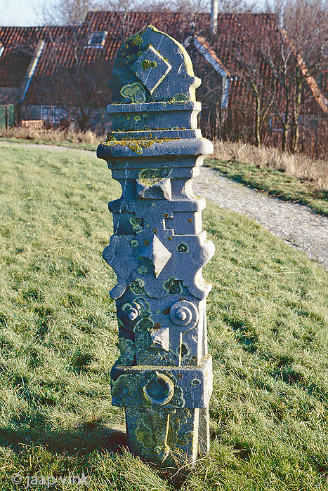 Pavement post as tombstone - Stoeppaal als grafsteen