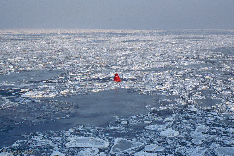 MV Friesland crossing the frozen Wadden Sea - MS Friesland steekt bevroren Waddenzee over