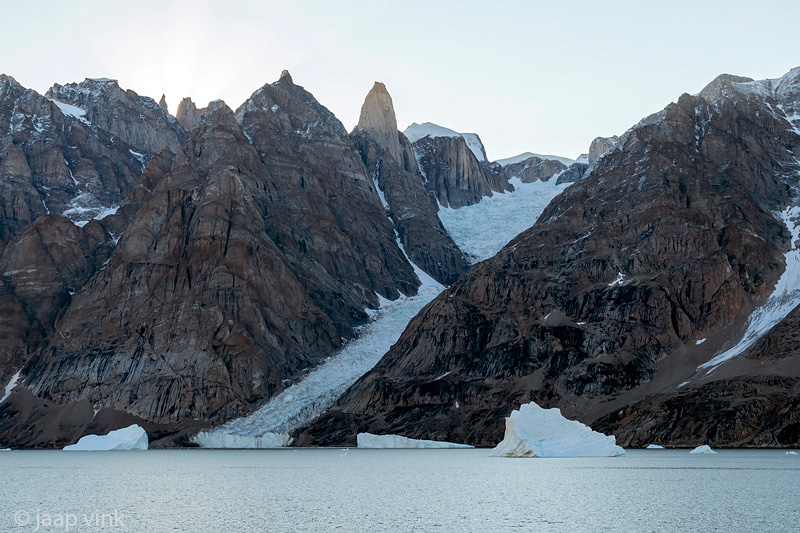 Shadow side with glacier - Schaduwzijde met gletsjer