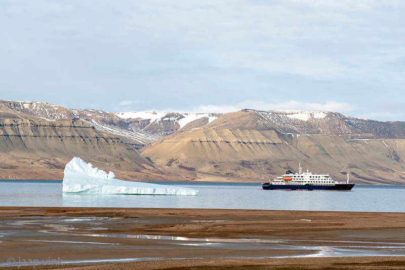 Hondius in Hurry Inlet