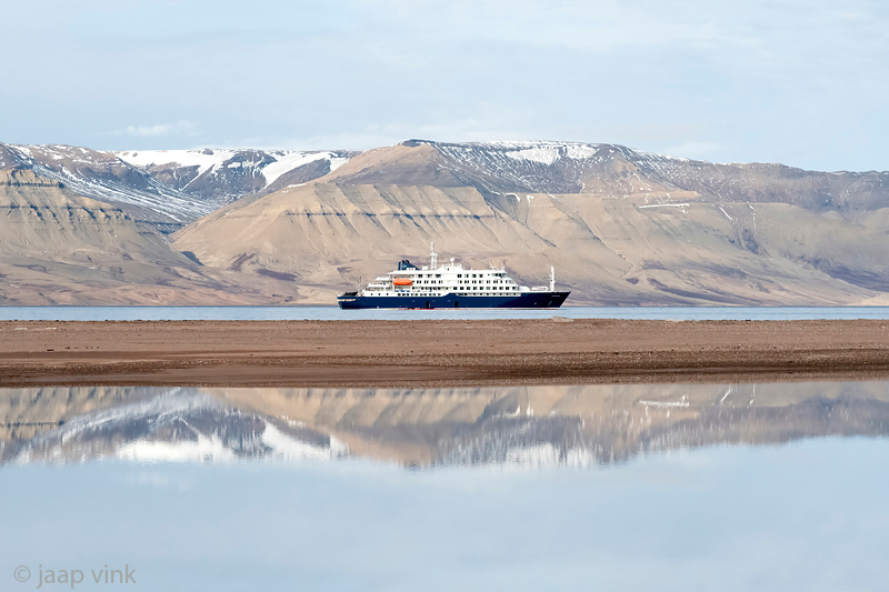 Hondius in Hurry Inlet