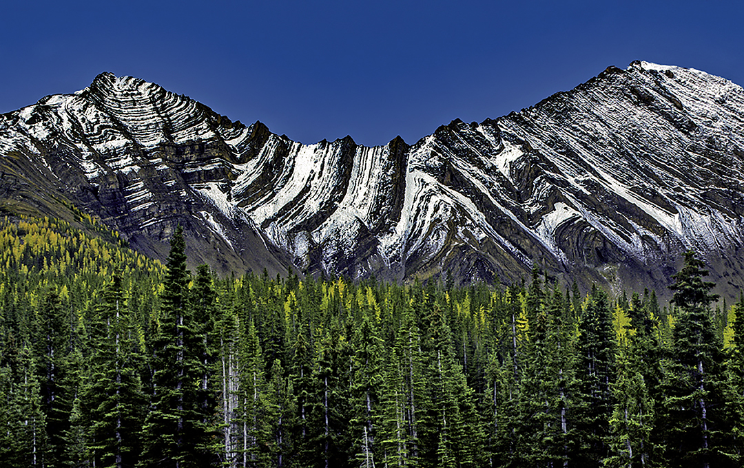  Anticlinal and synclinal folds in Canadian Rockies, Peter Lougheed Provincial Park, Alberta Canada