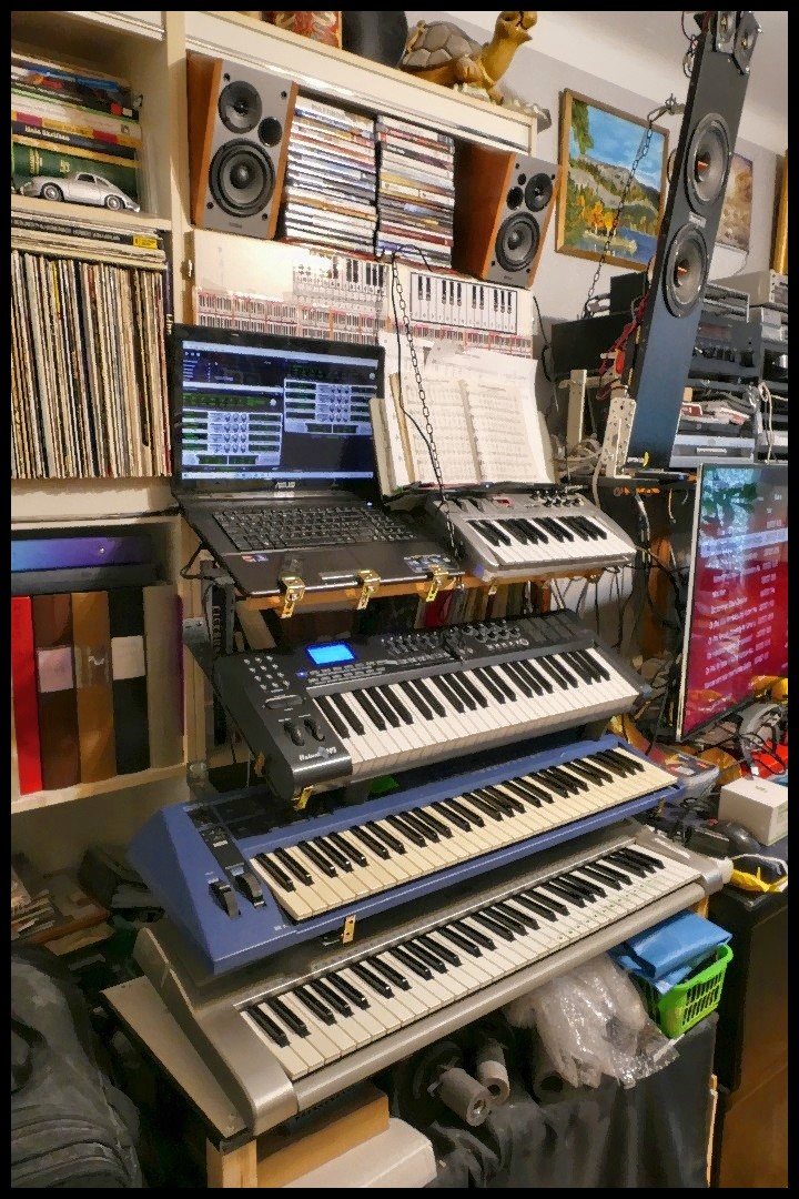 P1570568 Keyboards and synth
