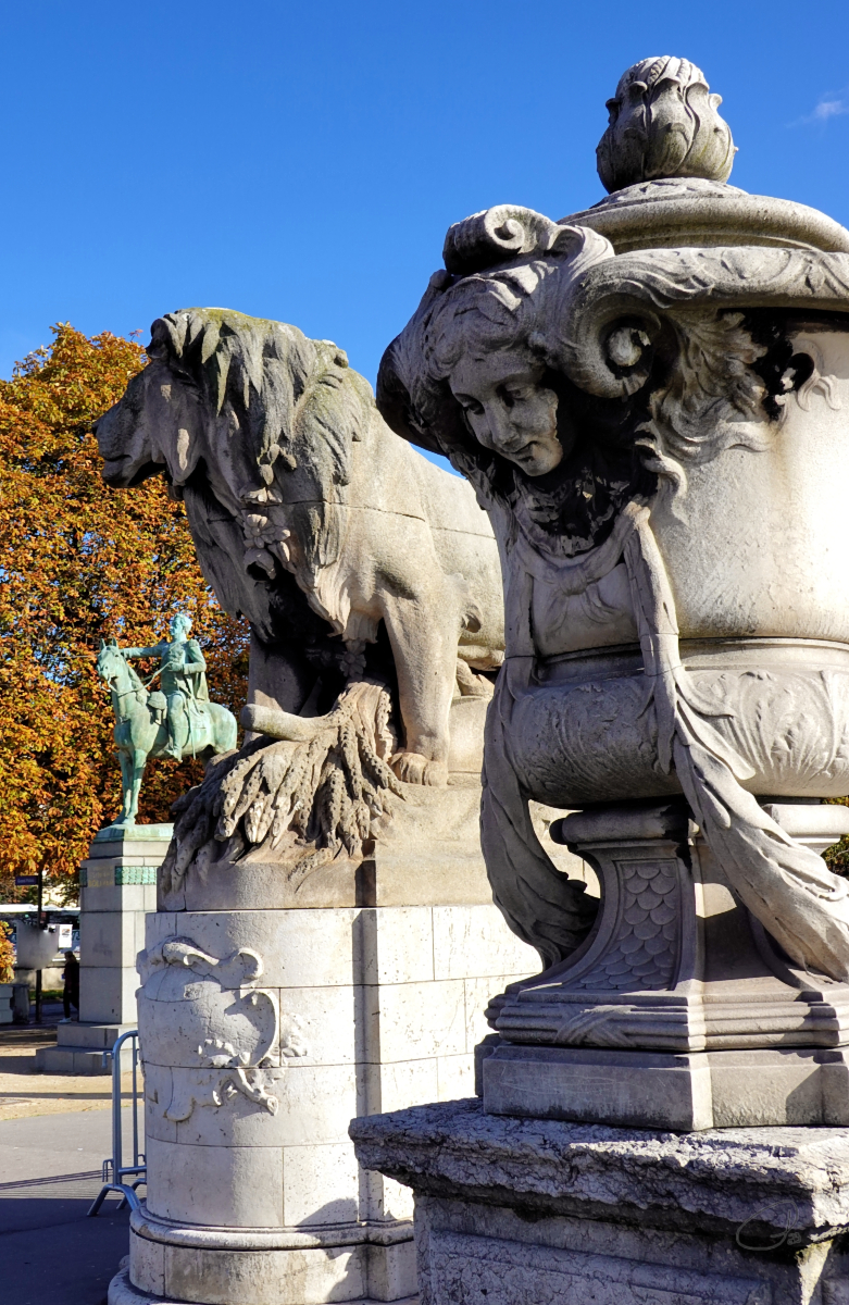Alexander III Bridge - Statues