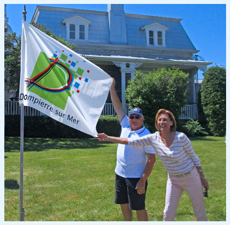 DRAPEAU DE LA COMMUNE DE DOMPIERRE SUR MER / Photo Pierre Lauzon