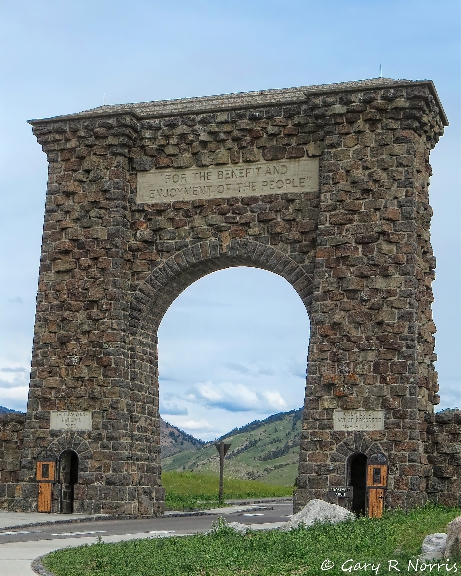 Roosevelt Arch IMG_5246.jpg