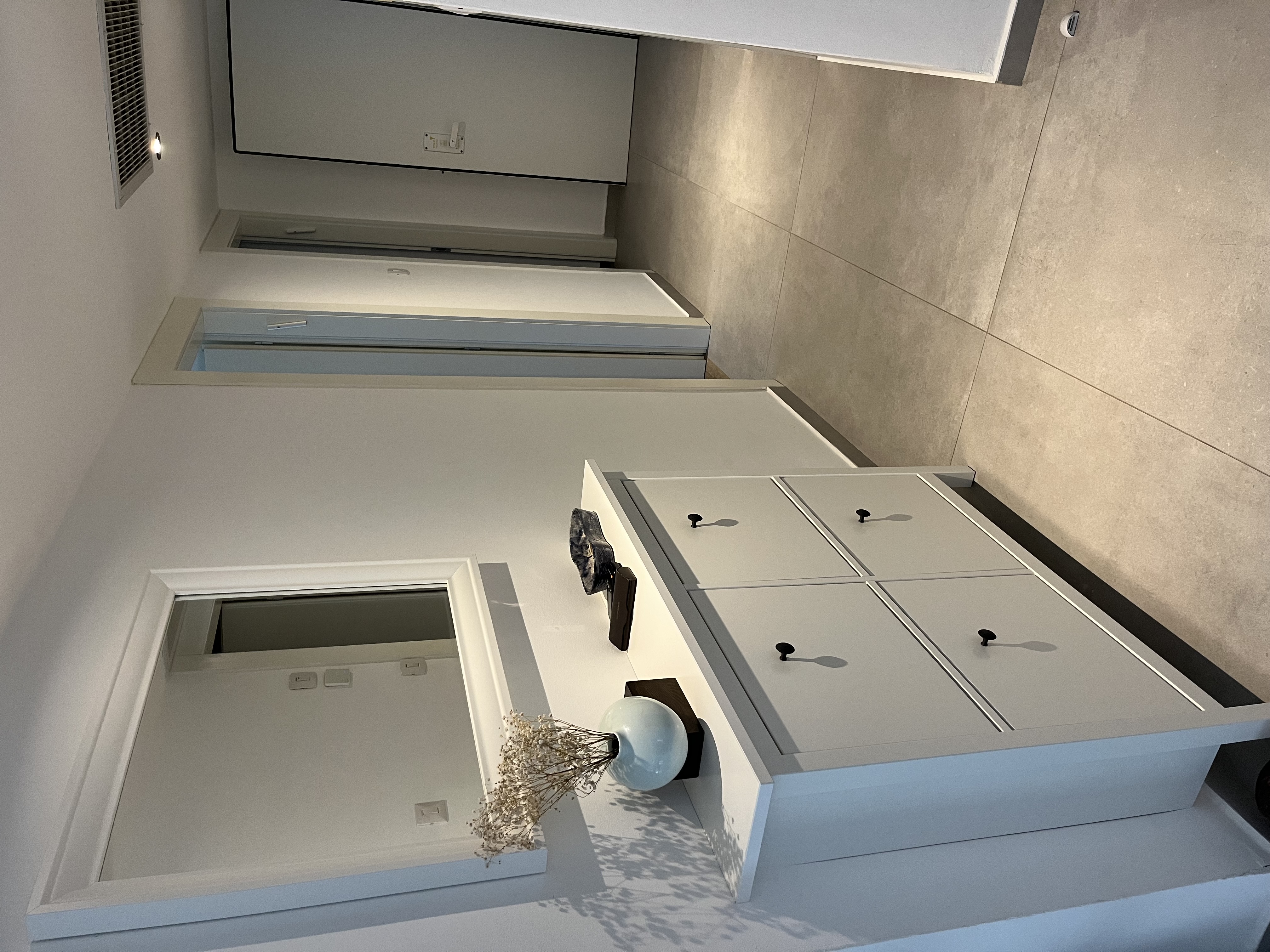 Entrance and hallway to bedrooms