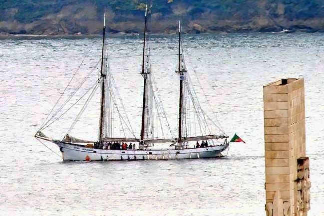 Leao Holandes Passing the Portuguese Discoveries Monument