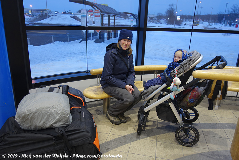 Jos & Rens waiting for the bus to Tomakomai