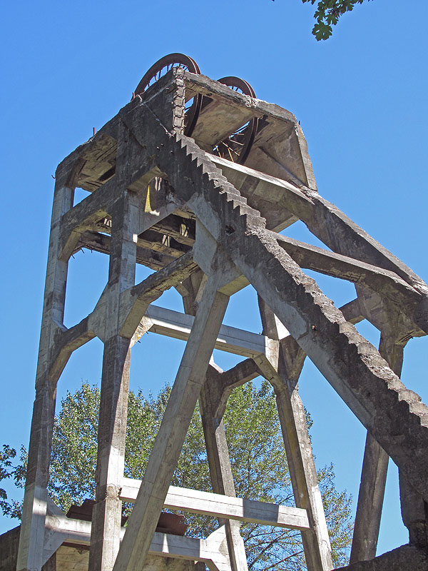 Willie HarvieMining Theme - Day Trip Newcastle IslandField Trip July 16 - 31, 2024Narrow steps to the Top