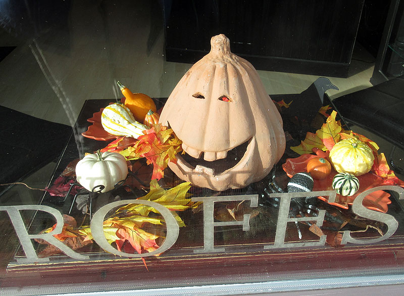 Willie HarvieHallowe'en-Fall - Oct. 17 - 31, 2024Window display