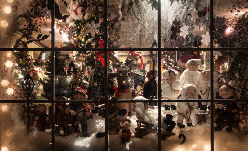 Carl Erland2024 DecemberLondon Drugs Canvas PrintTheme: Magic of the SeasonWindow Wonderland