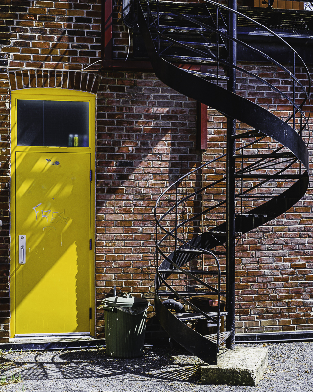PD - La porte jaune et sont escalier