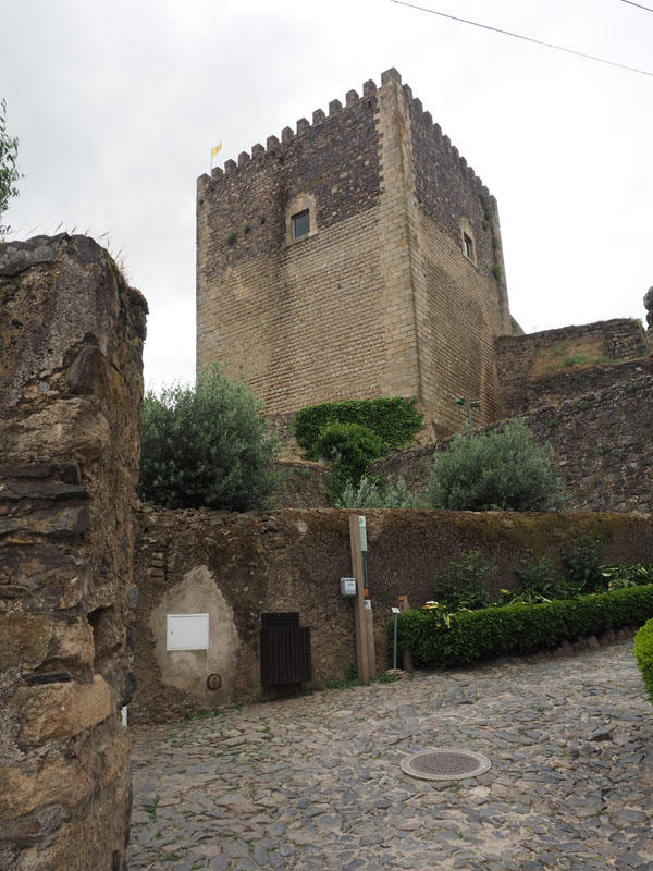 Headed upon foot to the Castle in Castelo de Vide