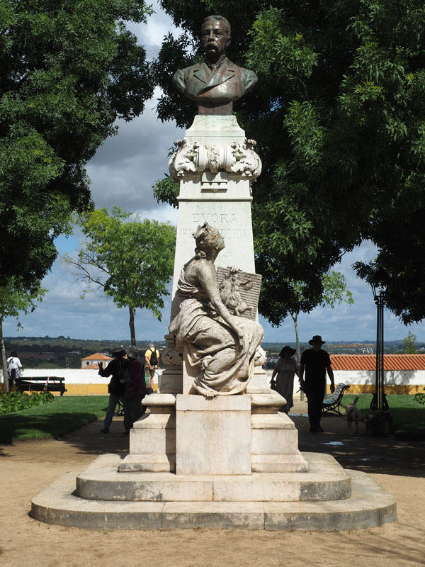 Statue in the Jardim Diana