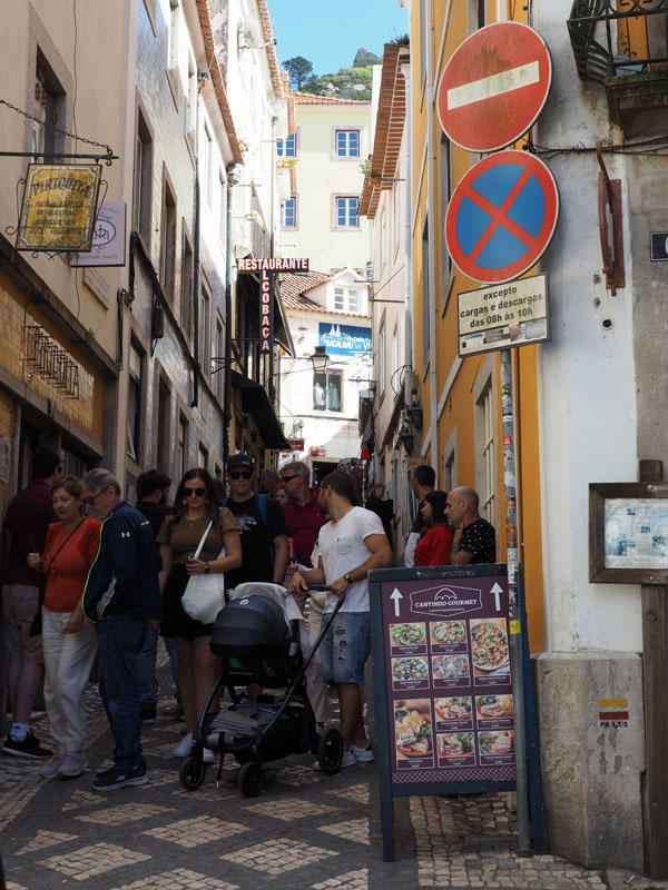 The alley where the most tourists seemed to hang out