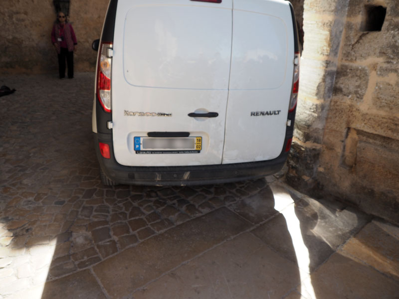 Through the narrow entryway to Castelo de Obidos