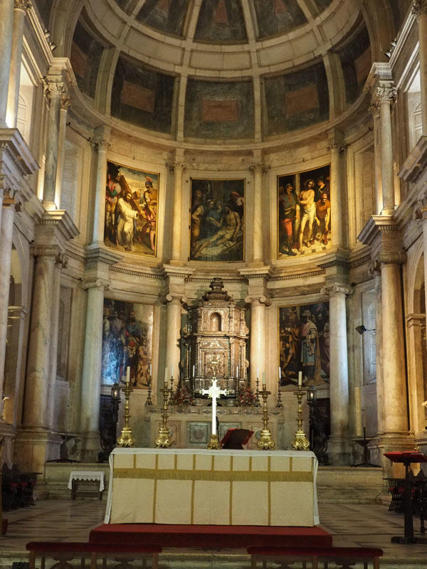 Altar of Igreja Santa Maria de Belem