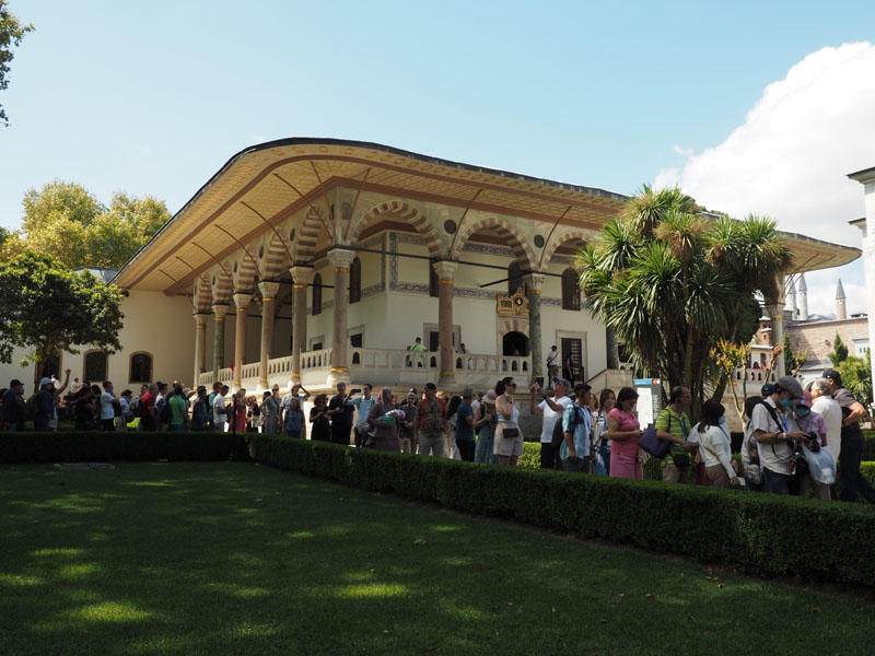 Lines in front of the Audience Hall at Topkapi Palace
