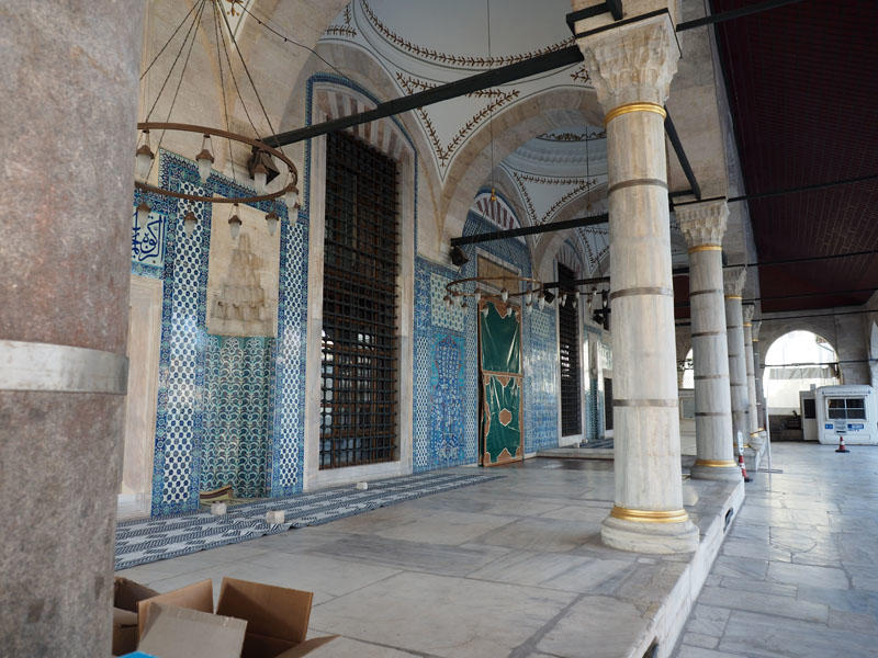 Outside Rustem Pasha mosque