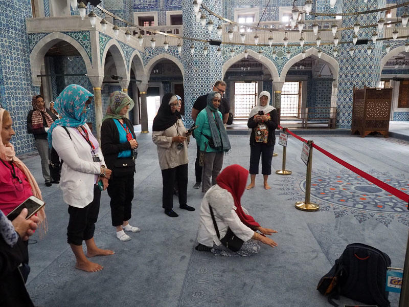 Demonstrating the muslim at of prayer