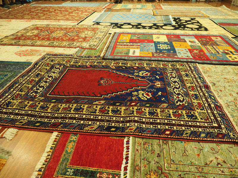 Presentation of carpets at the store
