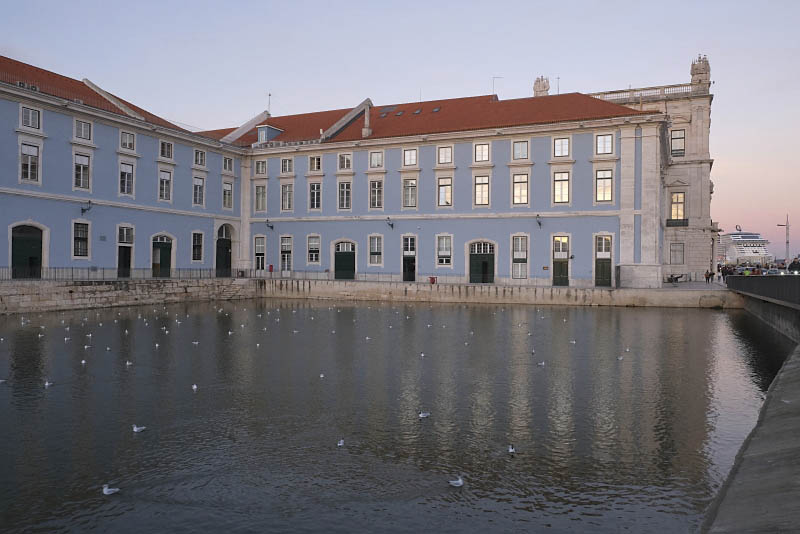 Ribeira das Naus Avenue